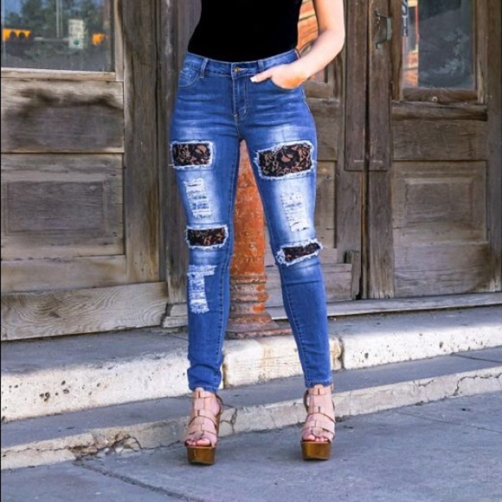 MIDWASH SKINNY W/ BLACK LACE DISTRESSED JEANS